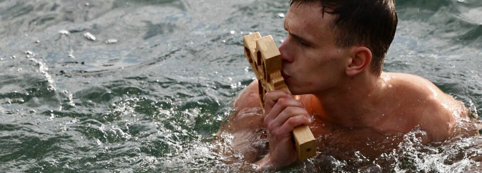 Θεοφάνια: Ο πολίστας του ΑΡΗ Στέργιος Παγωνίδης βούτηξε κι έπιασε το Σταυρό στη Θεσσαλονίκη-Kαι η Χαραμαλή στις Συκιές