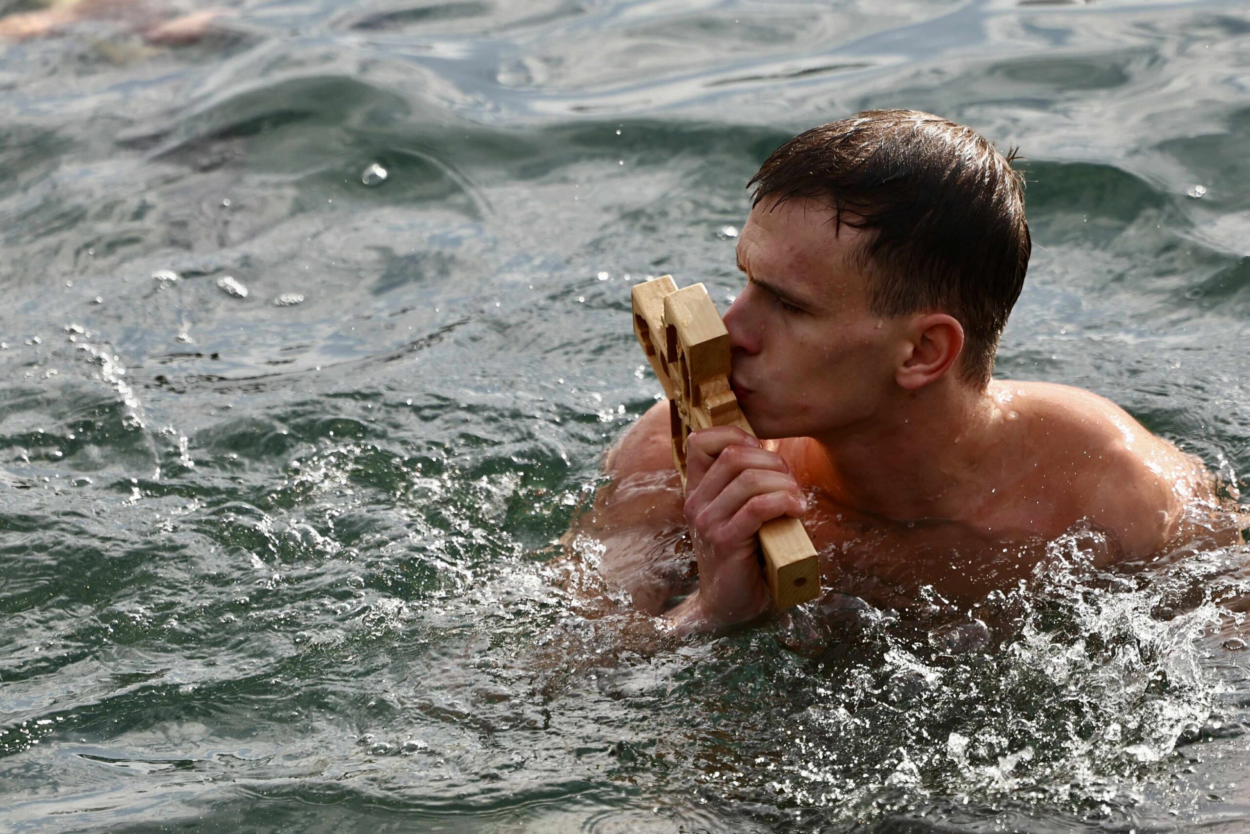 Θεοφάνια: Ο πολίστας του ΑΡΗ Στέργιος Παγωνίδης βούτηξε κι έπιασε το Σταυρό στη Θεσσαλονίκη-Kαι η Χαραμαλή στις Συκιές