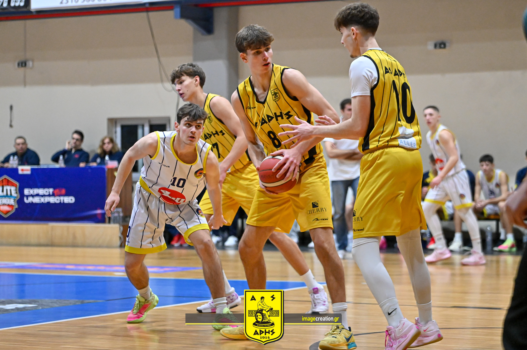 Μπάσκετ Εφήβων: Άνετη νίκη στα Πεύκα (64-94)